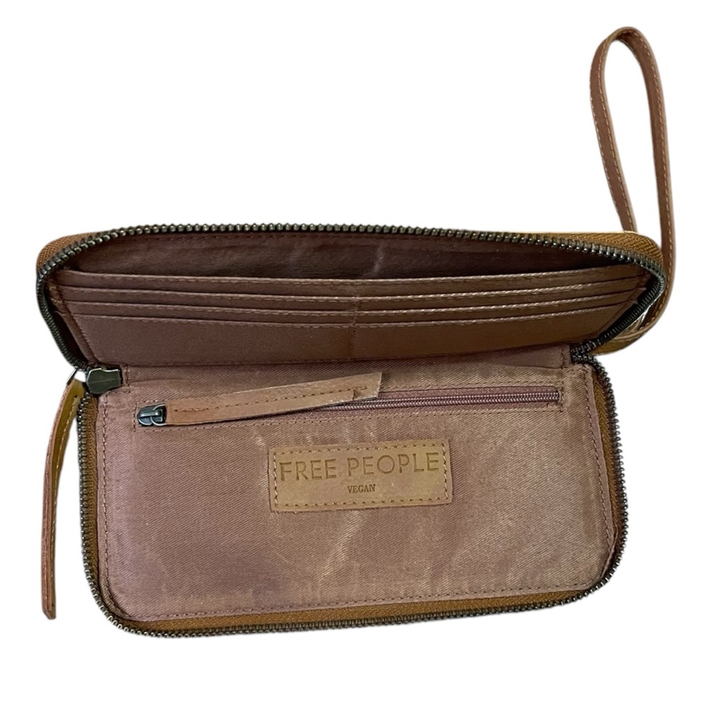 Free People Wristlet Wallet Clutch Camel Brown Vegan Leather Zip Closure NWOT - Picture 5 of 7
